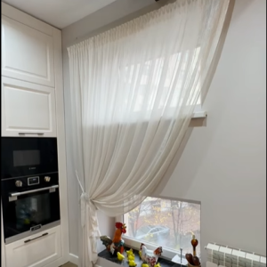 Am decorat fereastra unei bucătării cu geometrie neobișnuită.🪟