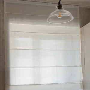 Am finalizat decorarea stilată a ferestrei pentru o bucătărie primitoare!🏡