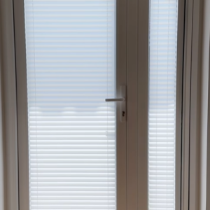 Jaluzelele plisate — soluția ideală pentru protecție solară și crearea confortului în casă!🌿