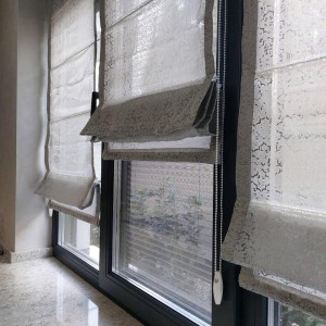 Jaluzelele romane sunt o soluție elegantă și practică pentru decorarea ferestrelor!