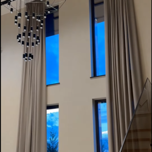 Șinele electrice pentru draperii sunt alegerea ideală pentru cei care apreciază confortul și o abordare modernă a designului interior! ⚜️