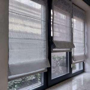 Jaluzelele romane sunt o soluție elegantă și practică pentru decorarea ferestrelor!#1